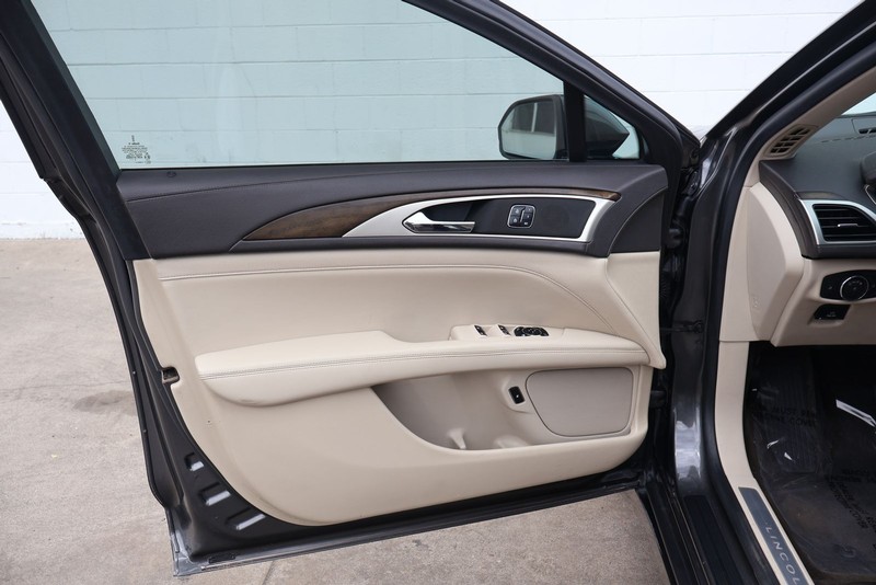 Lincoln MKZ Vehicle Full-screen Gallery Image 15