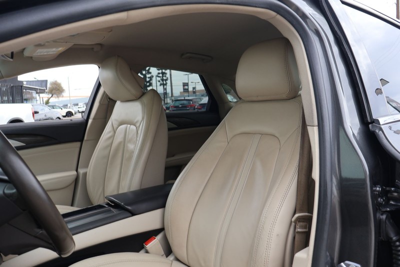 Lincoln MKZ Vehicle Full-screen Gallery Image 17