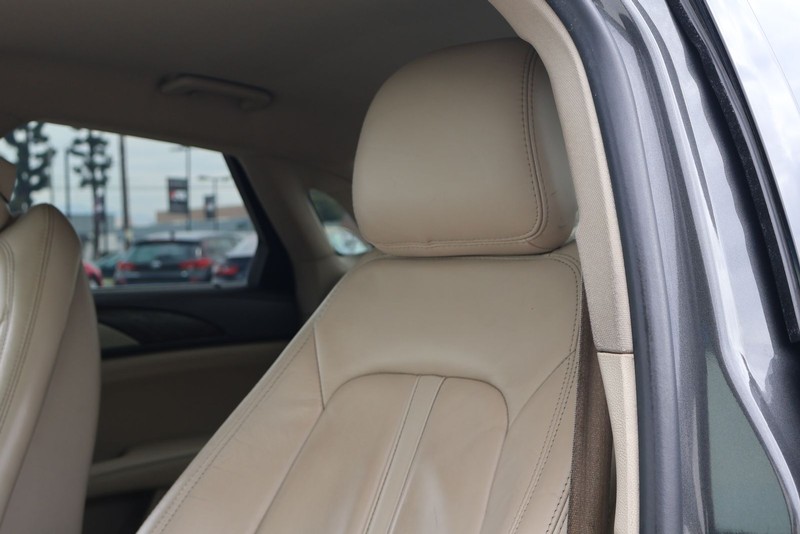 Lincoln MKZ Vehicle Full-screen Gallery Image 18