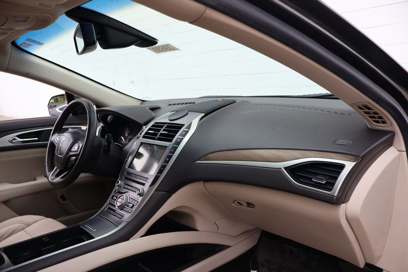Lincoln MKZ Vehicle Full-screen Gallery Image 19