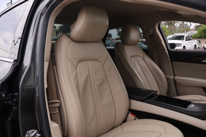 Lincoln MKZ Vehicle Full-screen Gallery Image 20