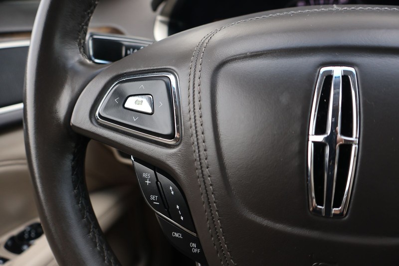 Lincoln MKZ Vehicle Full-screen Gallery Image 25