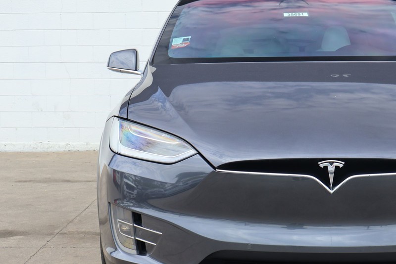 Tesla Model X Vehicle Full-screen Gallery Image 03