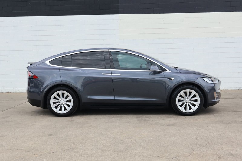 Tesla Model X Vehicle Full-screen Gallery Image 04