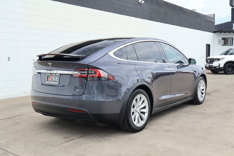 Tesla Model X Vehicle Full-screen Gallery Image 05