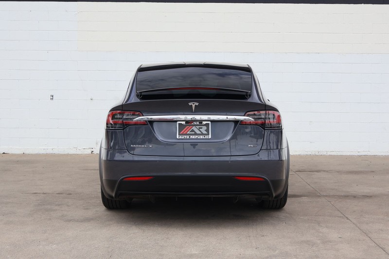 Tesla Model X Vehicle Full-screen Gallery Image 06