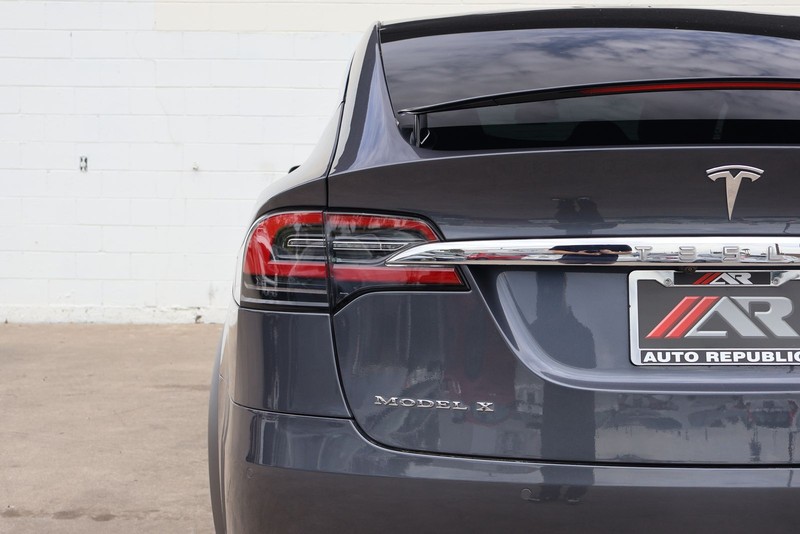 Tesla Model X Vehicle Full-screen Gallery Image 07