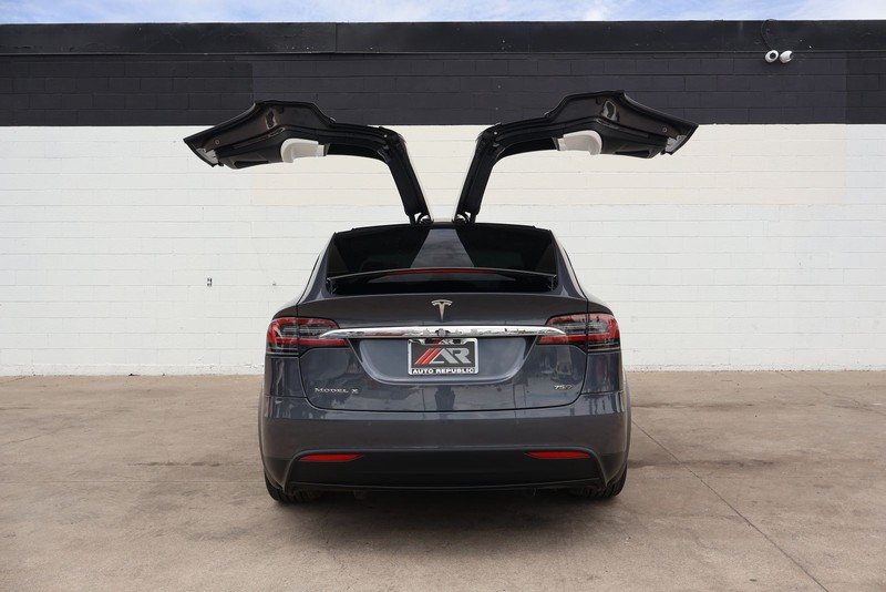 Tesla Model X Vehicle Full-screen Gallery Image 08