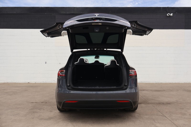 Tesla Model X Vehicle Full-screen Gallery Image 09