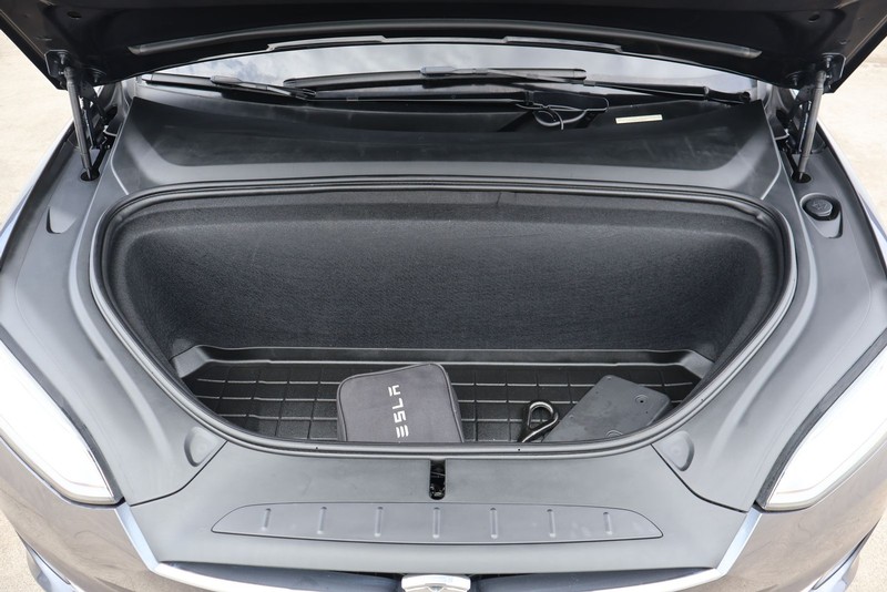 Tesla Model X Vehicle Full-screen Gallery Image 14