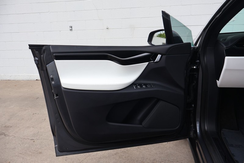 Tesla Model X Vehicle Full-screen Gallery Image 16