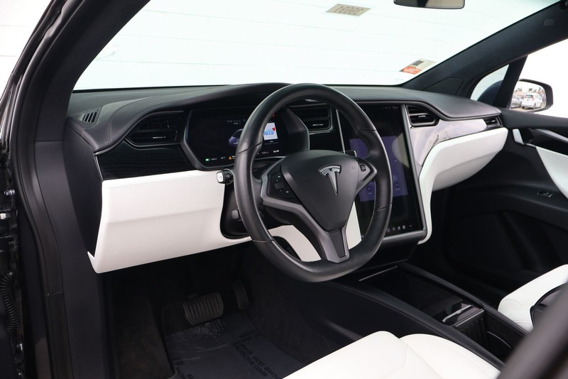 Tesla Model X Vehicle Full-screen Gallery Image 17