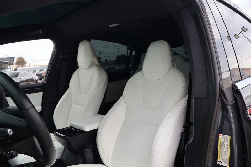 Tesla Model X Vehicle Full-screen Gallery Image 18