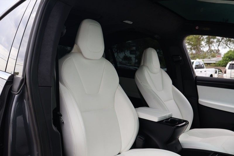 Tesla Model X Vehicle Full-screen Gallery Image 21