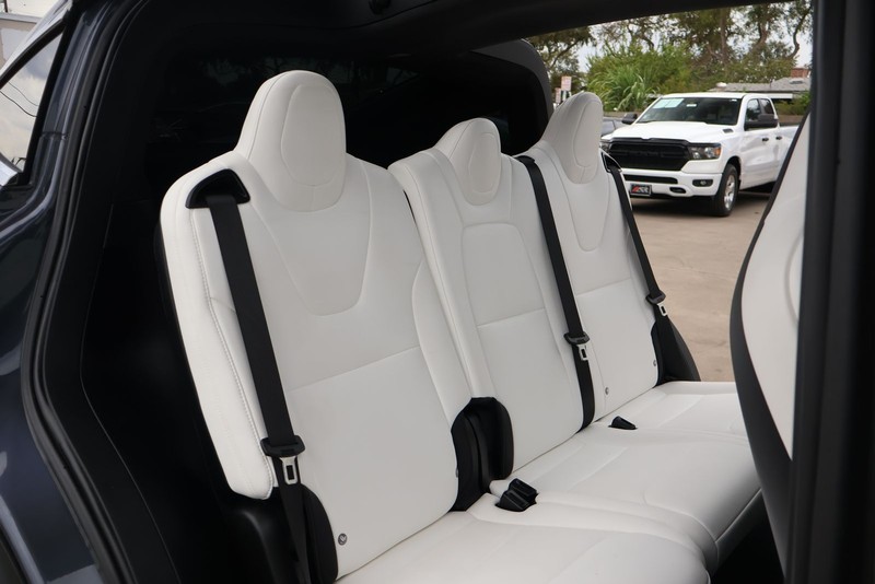 Tesla Model X Vehicle Full-screen Gallery Image 22