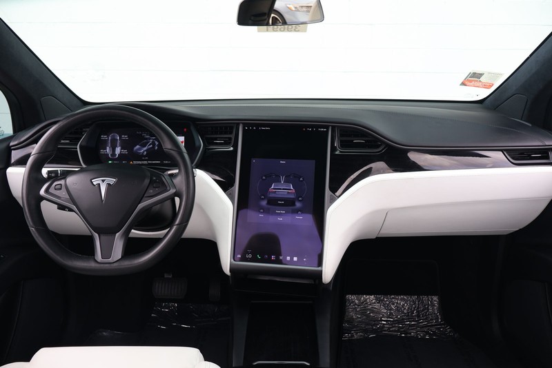 Tesla Model X Vehicle Full-screen Gallery Image 23