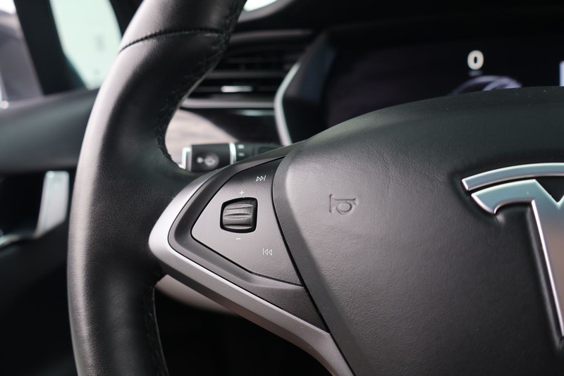 Tesla Model X Vehicle Full-screen Gallery Image 26