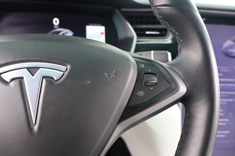 Tesla Model X Vehicle Full-screen Gallery Image 27