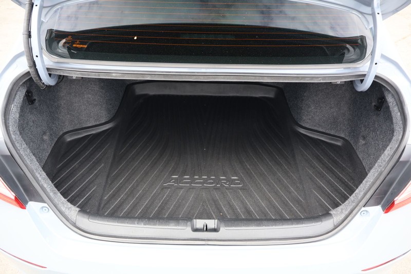 Honda Accord Hybrid Vehicle Full-screen Gallery Image 08