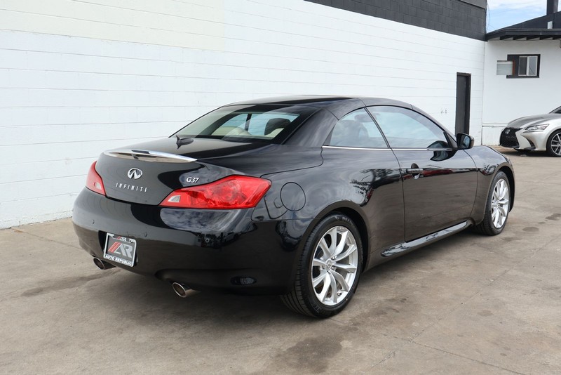 INFINITI G37 Convertible Vehicle Full-screen Gallery Image 05