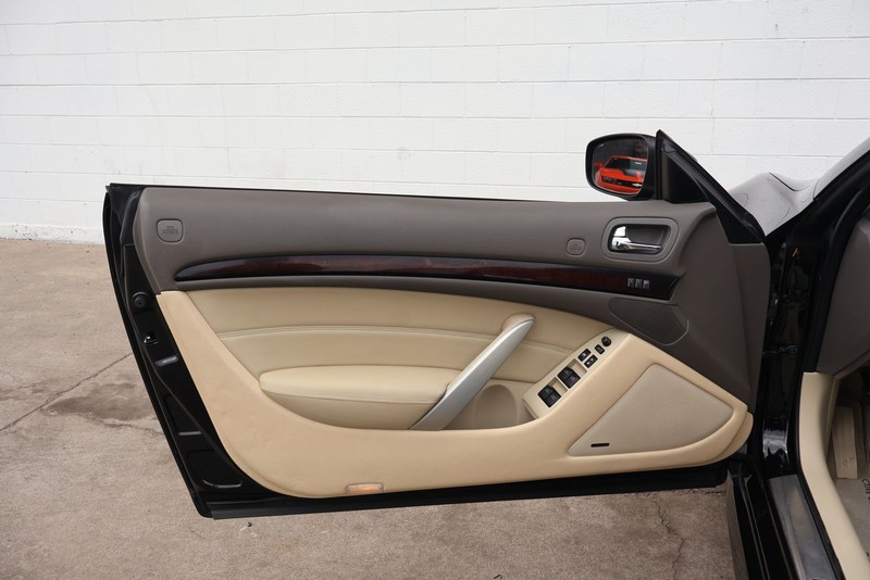 INFINITI G37 Convertible Vehicle Full-screen Gallery Image 14