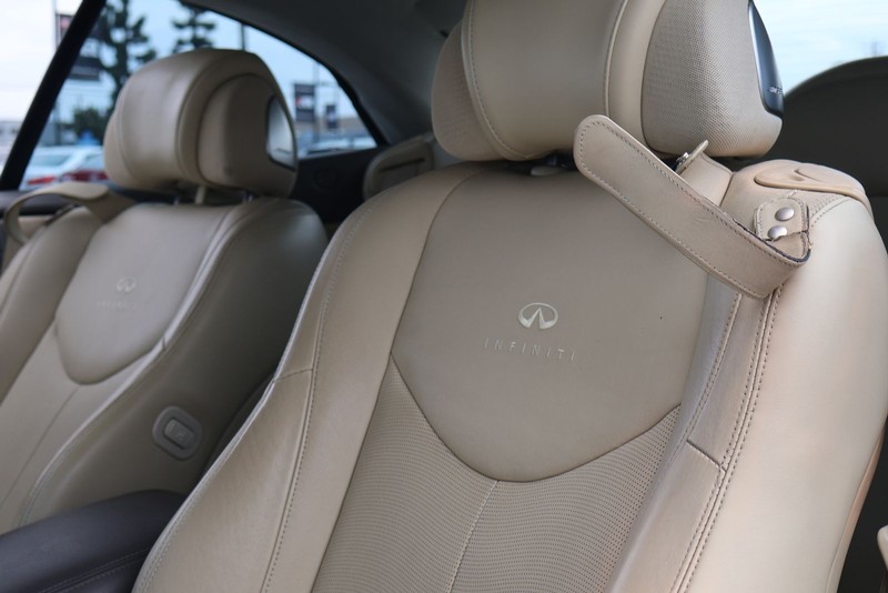 INFINITI G37 Convertible Vehicle Full-screen Gallery Image 17