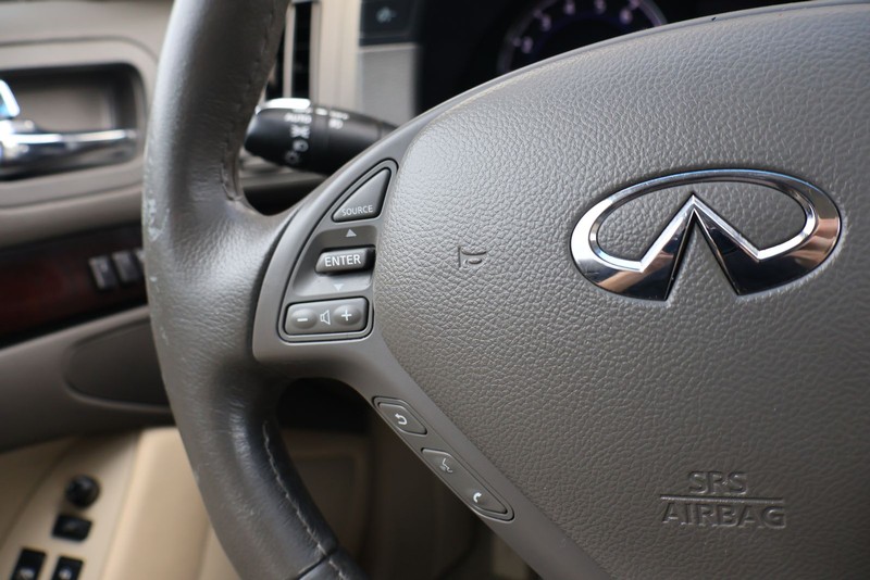 INFINITI G37 Convertible Vehicle Full-screen Gallery Image 24