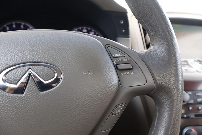 INFINITI G37 Convertible Vehicle Full-screen Gallery Image 25