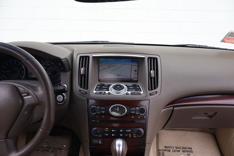 INFINITI G37 Convertible Vehicle Full-screen Gallery Image 26