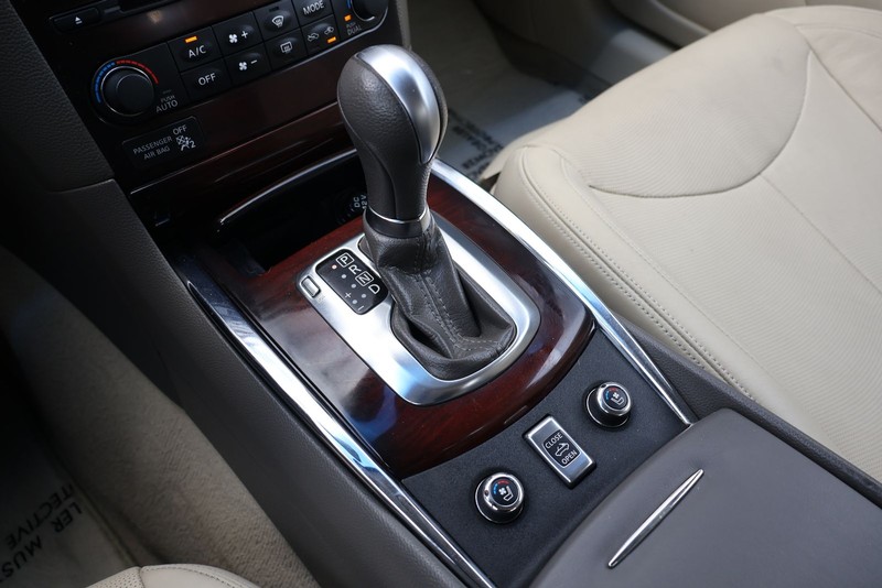 INFINITI G37 Convertible Vehicle Full-screen Gallery Image 29