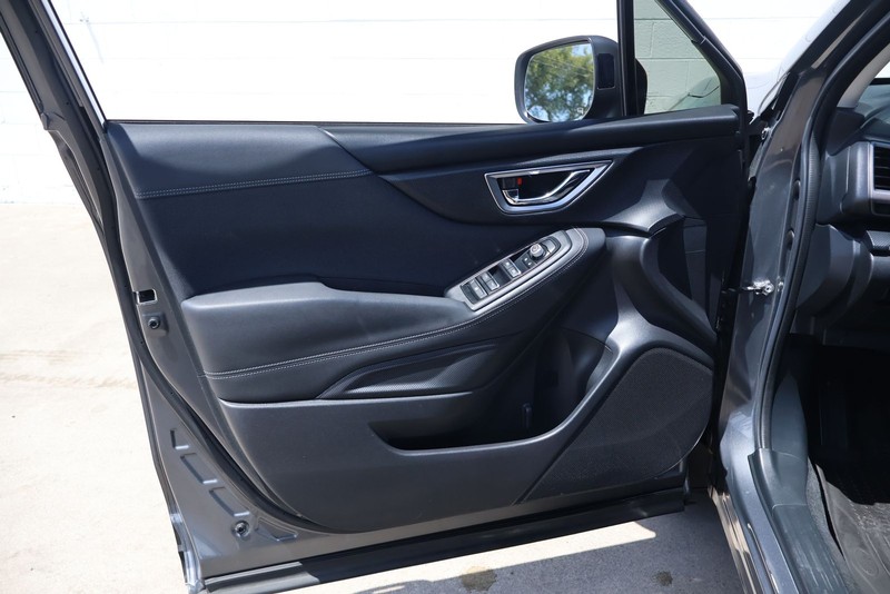 Subaru Forester Vehicle Full-screen Gallery Image 15