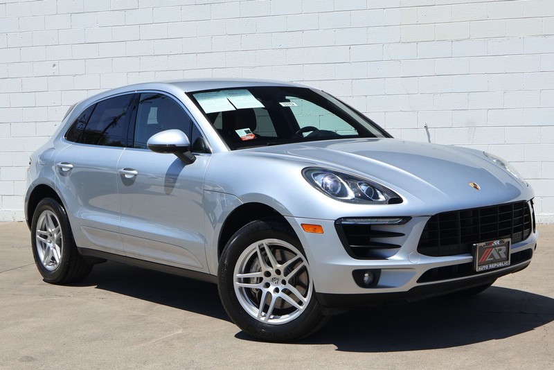 Porsche Macan Vehicle Full-screen Gallery Image 01
