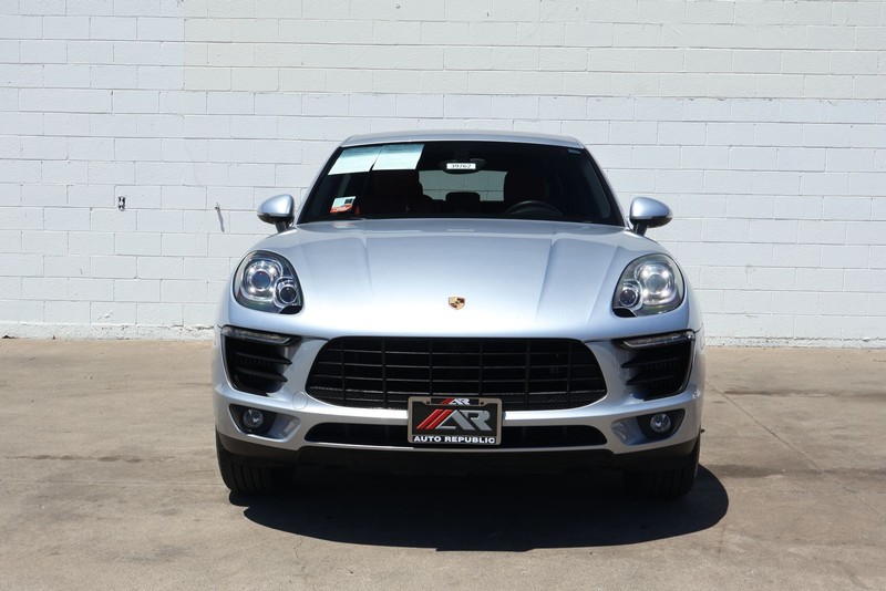 Porsche Macan Vehicle Full-screen Gallery Image 02