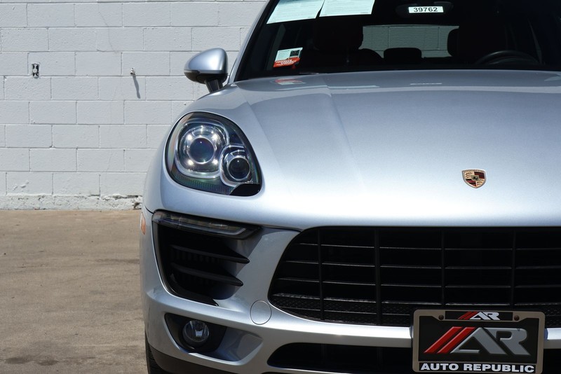 Porsche Macan Vehicle Full-screen Gallery Image 03
