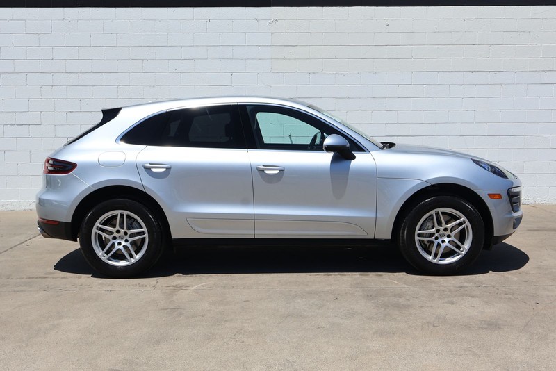 Porsche Macan Vehicle Full-screen Gallery Image 04