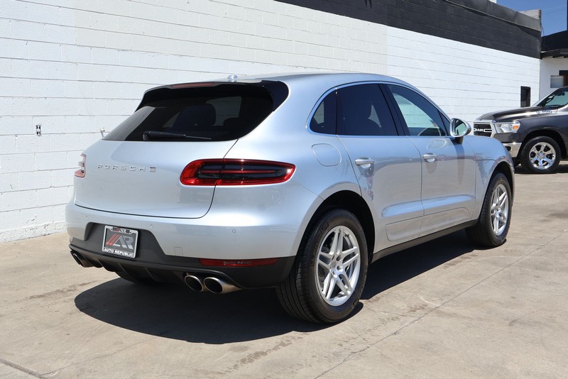 Porsche Macan Vehicle Full-screen Gallery Image 05
