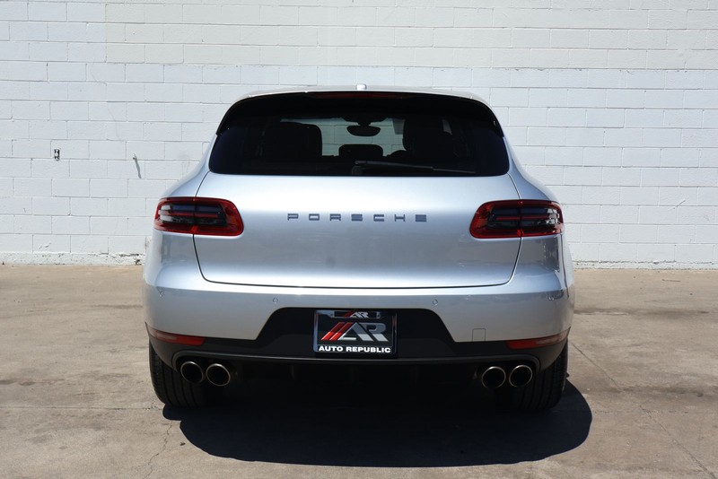 Porsche Macan Vehicle Full-screen Gallery Image 06