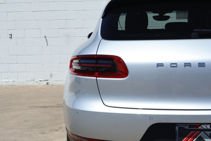 Porsche Macan Vehicle Full-screen Gallery Image 07
