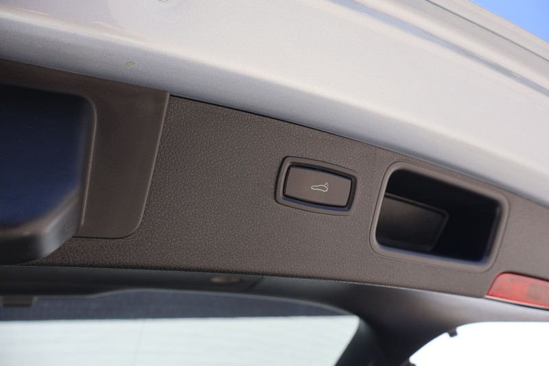 Porsche Macan Vehicle Full-screen Gallery Image 09