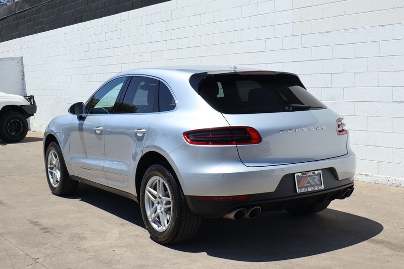 Porsche Macan Vehicle Full-screen Gallery Image 10