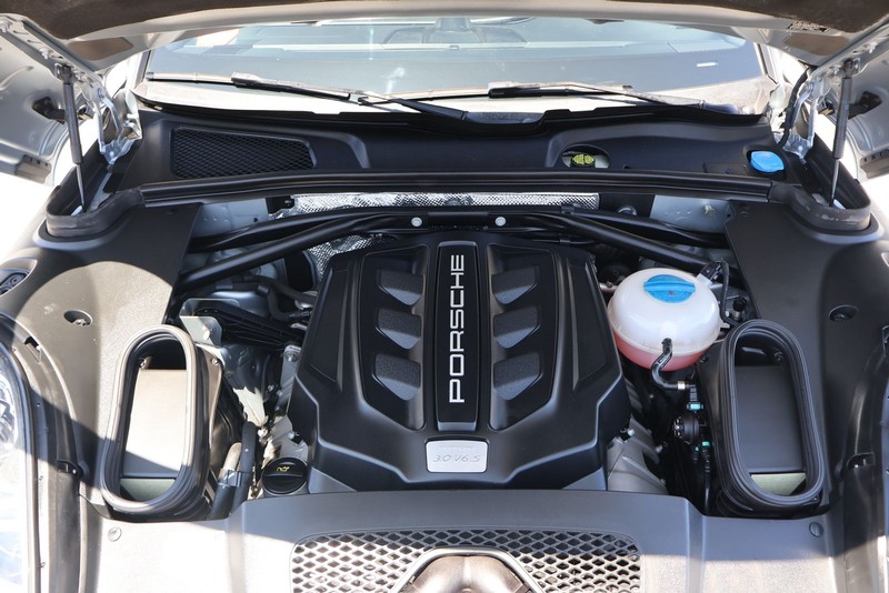 Porsche Macan Vehicle Full-screen Gallery Image 13