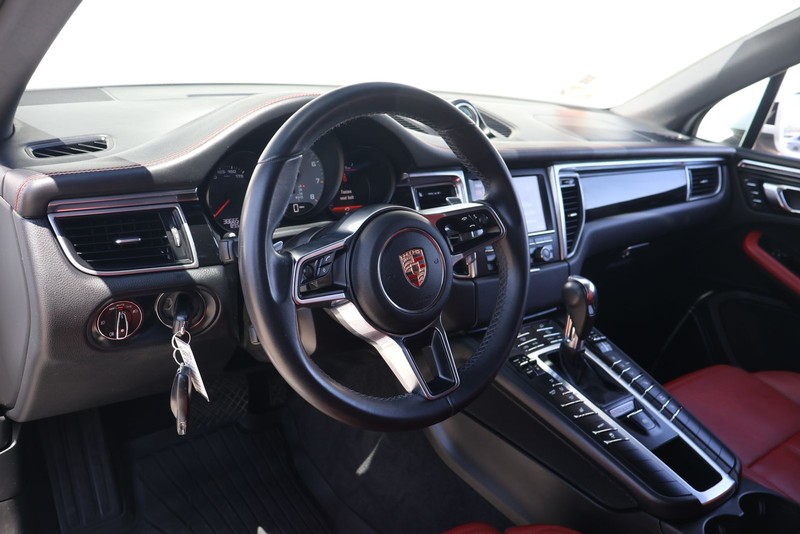 Porsche Macan Vehicle Full-screen Gallery Image 16