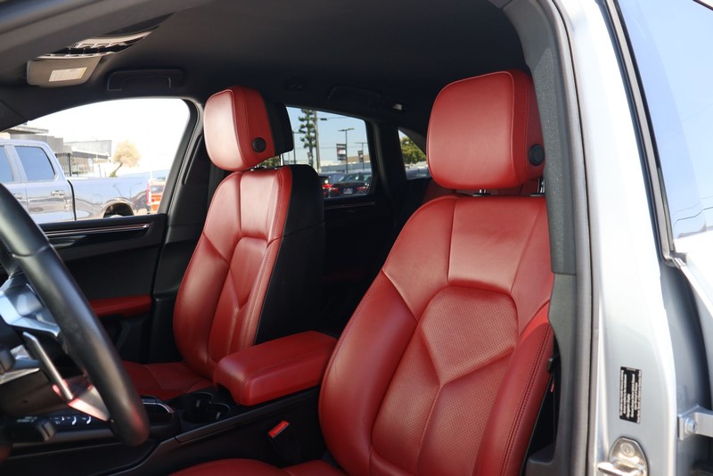 Porsche Macan Vehicle Full-screen Gallery Image 17