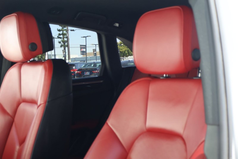 Porsche Macan Vehicle Full-screen Gallery Image 18