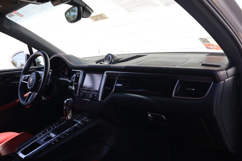 Porsche Macan Vehicle Full-screen Gallery Image 19
