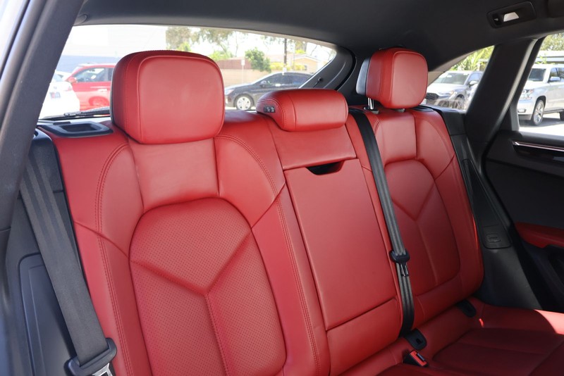 Porsche Macan Vehicle Full-screen Gallery Image 21