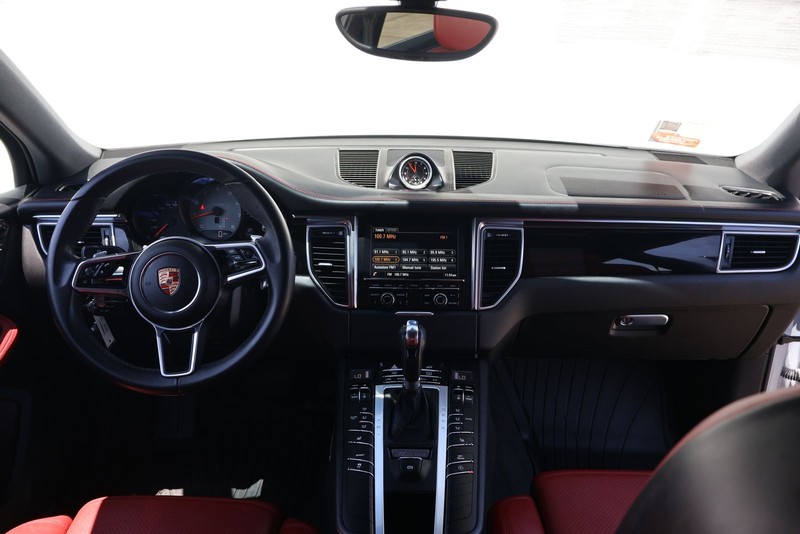 Porsche Macan Vehicle Full-screen Gallery Image 22