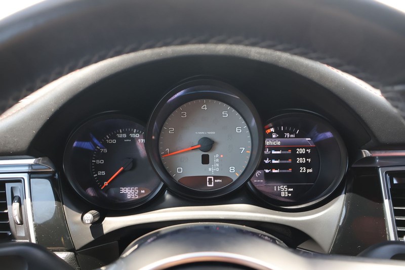 Porsche Macan Vehicle Full-screen Gallery Image 23