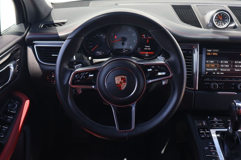 Porsche Macan Vehicle Full-screen Gallery Image 24