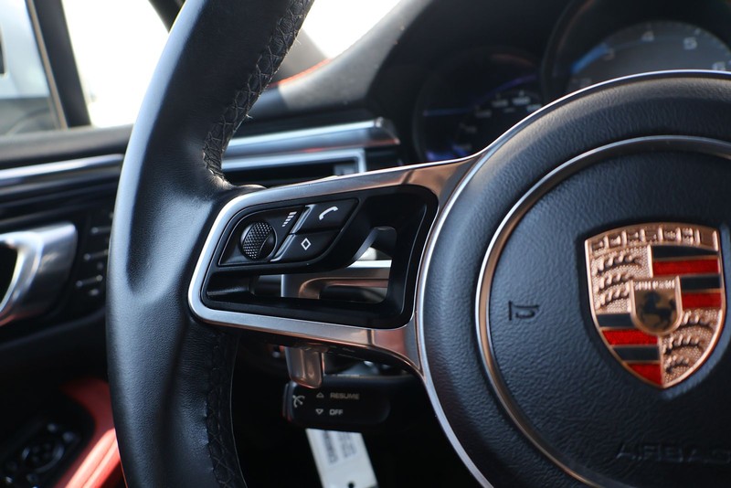 Porsche Macan Vehicle Full-screen Gallery Image 25